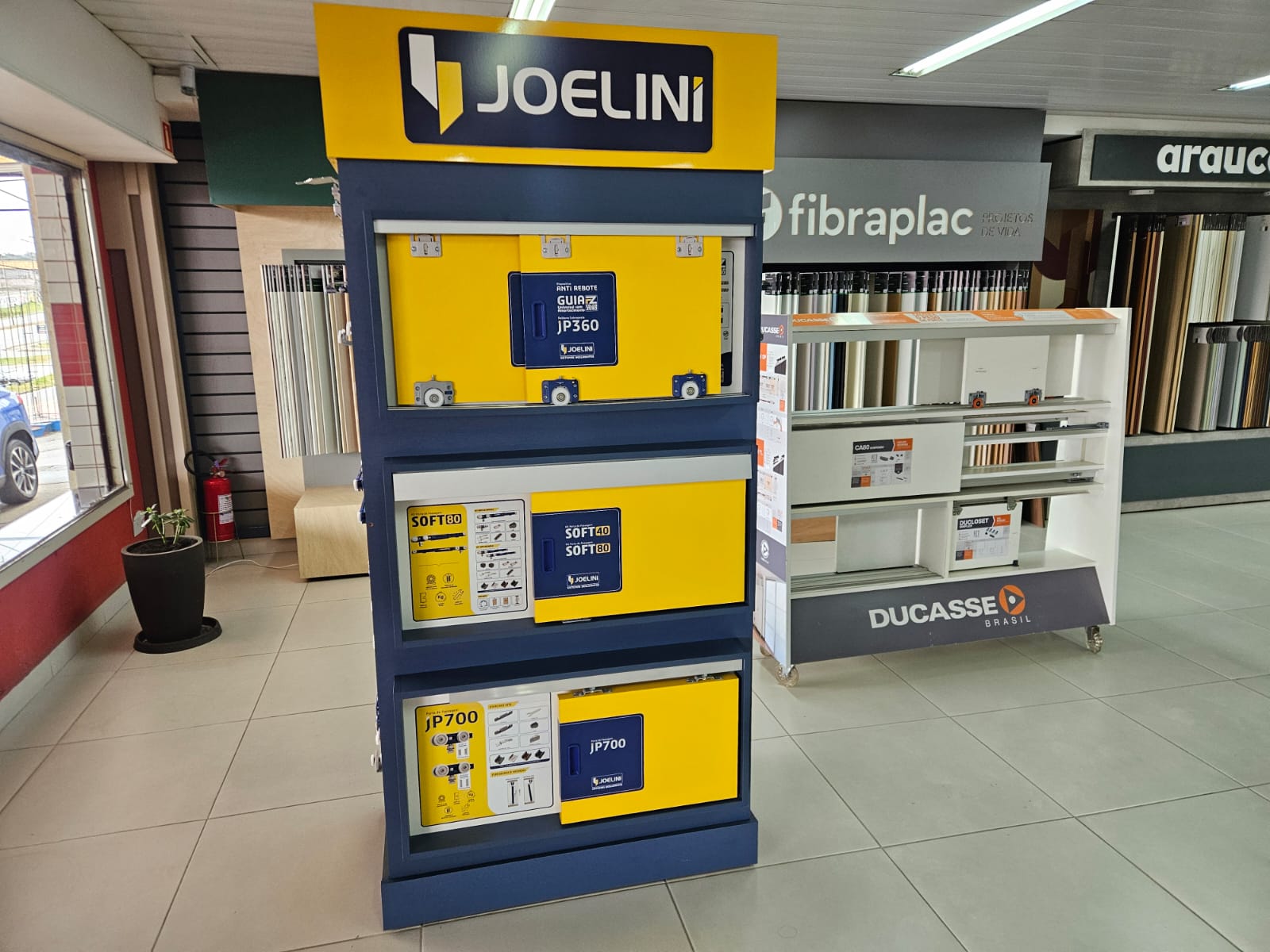 Expositor de sistemas para portas de correr
